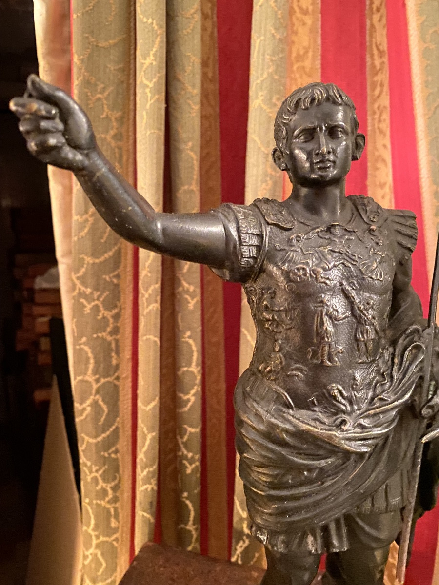 Beautiful Patinated Solid Bronze Of Emperor Caesar Standing Bust In Armor Thumb Raised Late 19th Century Base-photo-2
