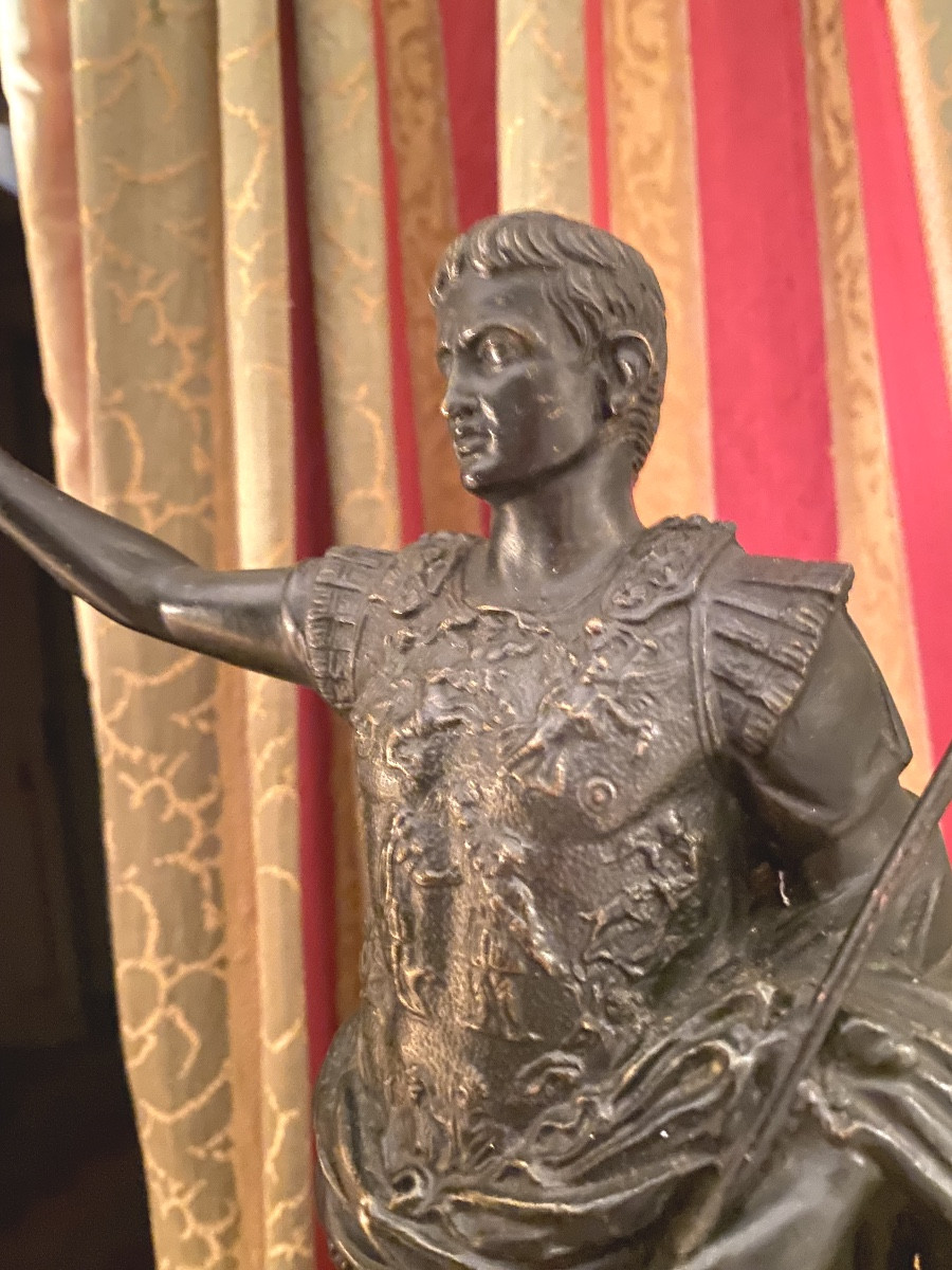 Beautiful Patinated Solid Bronze Of Emperor Caesar Standing Bust In Armor Thumb Raised Late 19th Century Base-photo-3