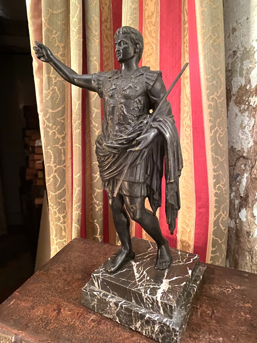 Beautiful Patinated Solid Bronze Of Emperor Caesar Standing Bust In Armor Thumb Raised Late 19th Century Base-photo-1