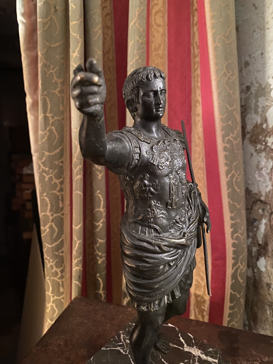 Beautiful Patinated Solid Bronze Of Emperor Caesar Standing Bust In Armor Thumb Raised Late 19th Century Base-photo-2