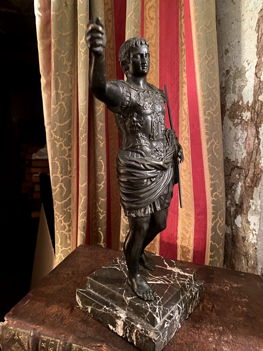 Beautiful Patinated Solid Bronze Of Emperor Caesar Standing Bust In Armor Thumb Raised Late 19th Century Base-photo-3