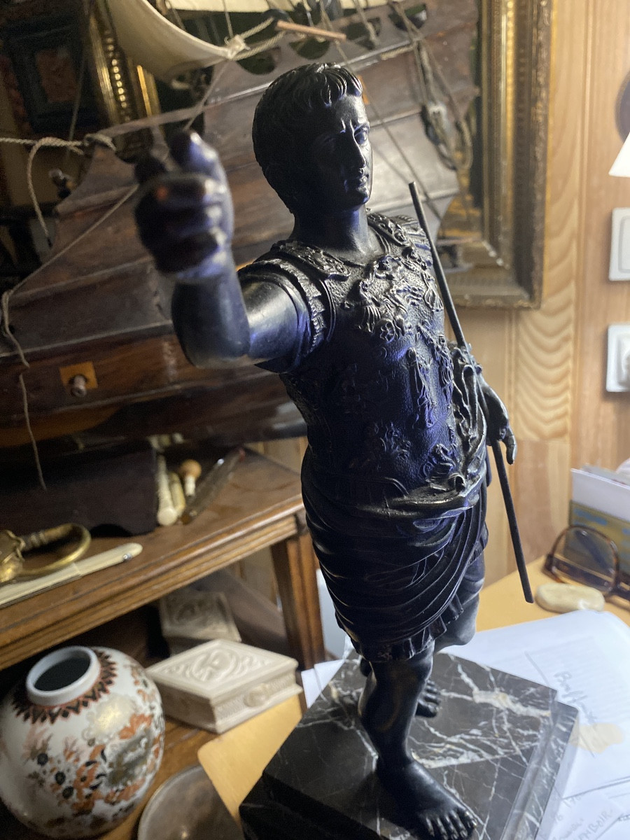 Beautiful Patinated Solid Bronze Of Emperor Caesar Standing Bust In Armor Thumb Raised Late 19th Century Base-photo-6