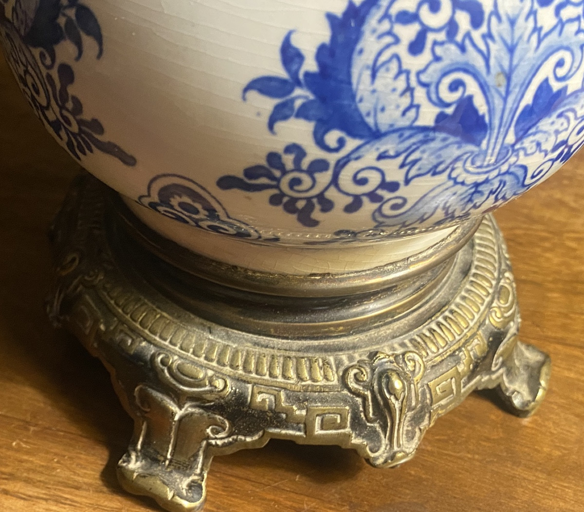 Lampe de qualité  pétrole Napoléon III en faïence de Delft montage bronze argenté ,globe dépoli-photo-3