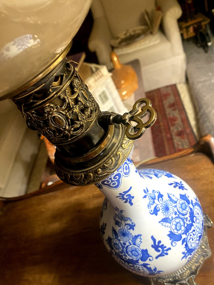 Lampe de qualité  pétrole Napoléon III en faïence de Delft montage bronze argenté ,globe dépoli-photo-3