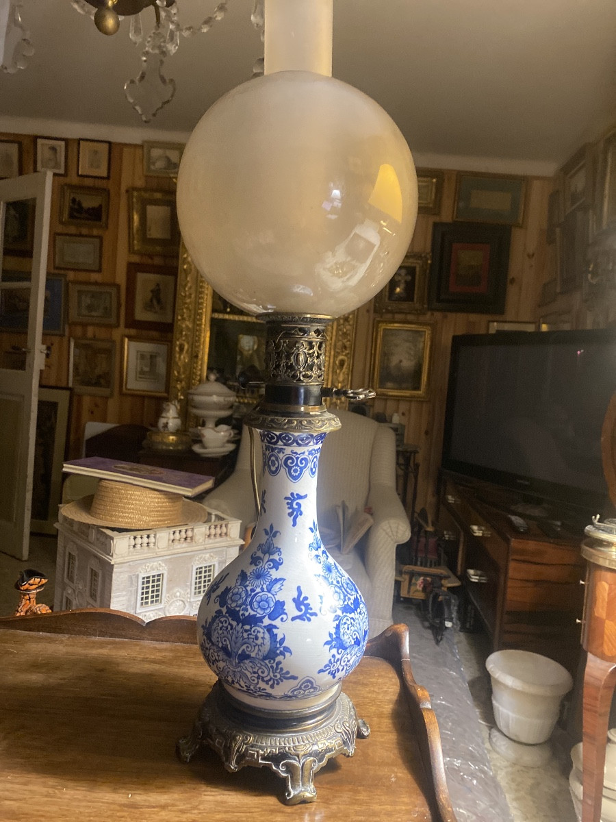 Lampe de qualité  pétrole Napoléon III en faïence de Delft montage bronze argenté ,globe dépoli-photo-8