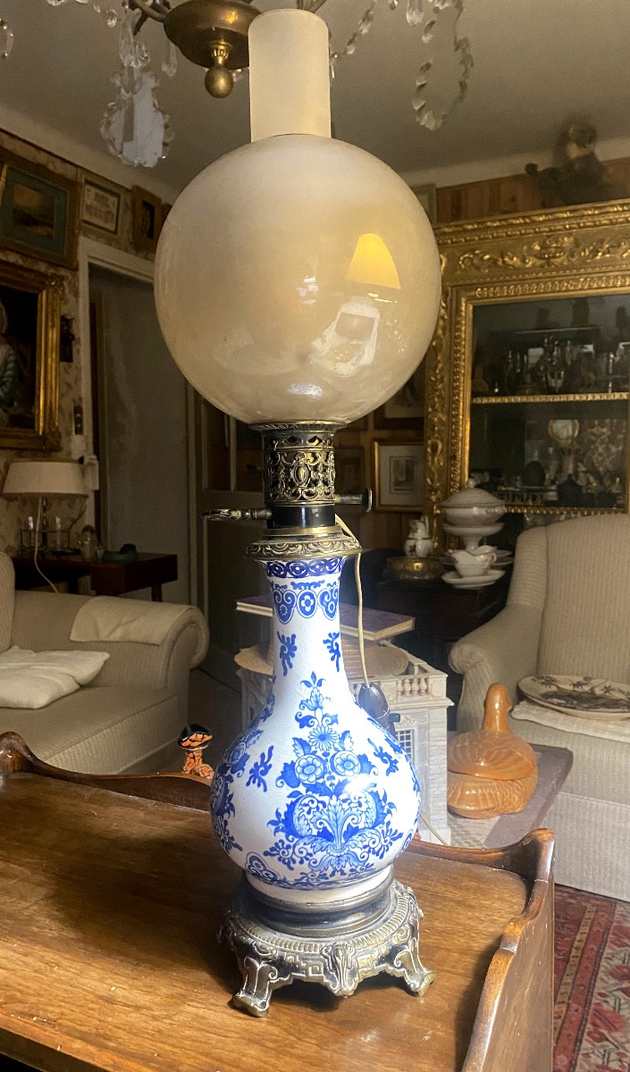 Lampe de qualité  pétrole Napoléon III en faïence de Delft montage bronze argenté ,globe dépoli