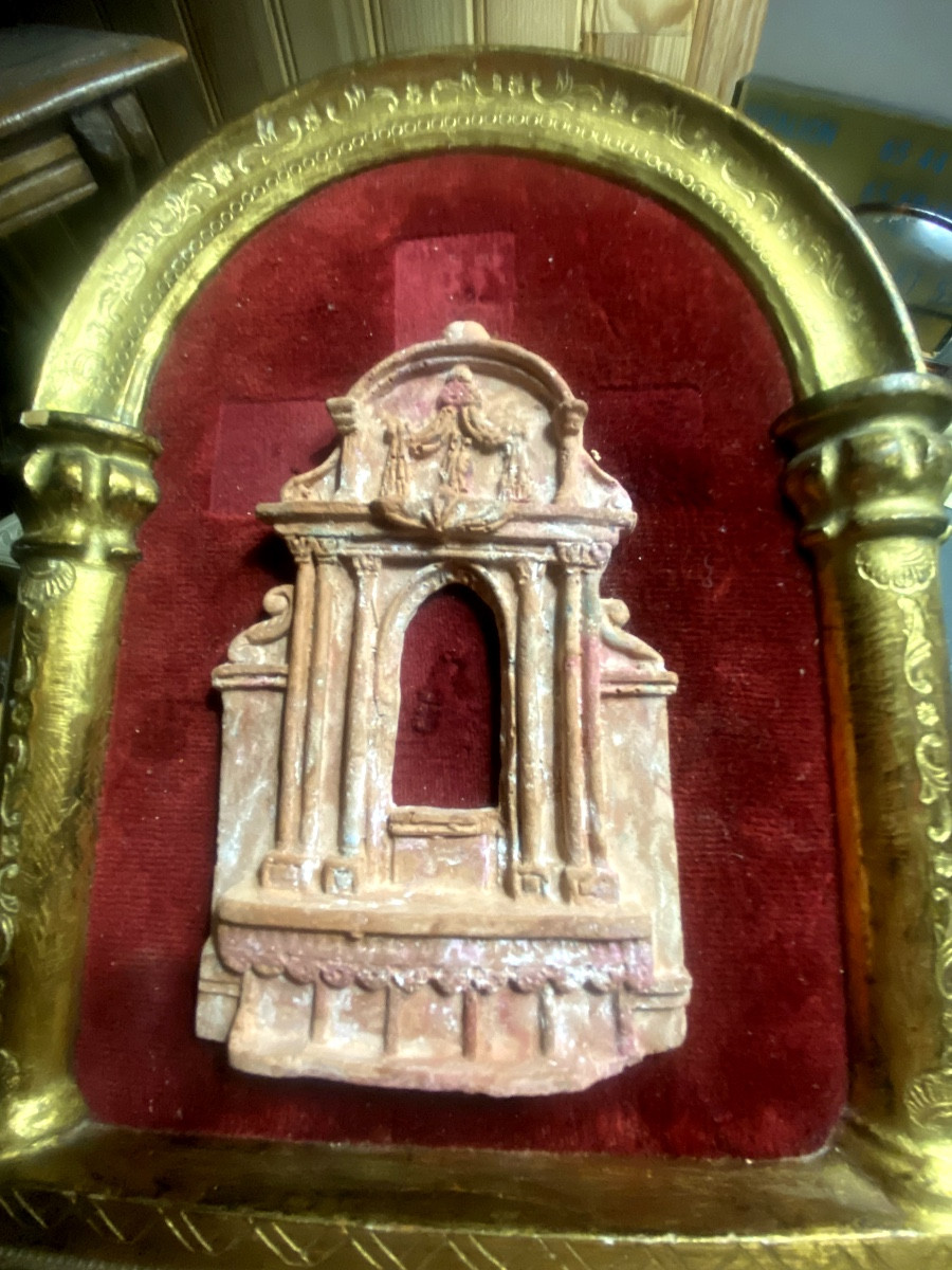 Encadrement arcature bois doré à colonnes fond velours rouge autel en terra-cotta . Italie 19èm-photo-2