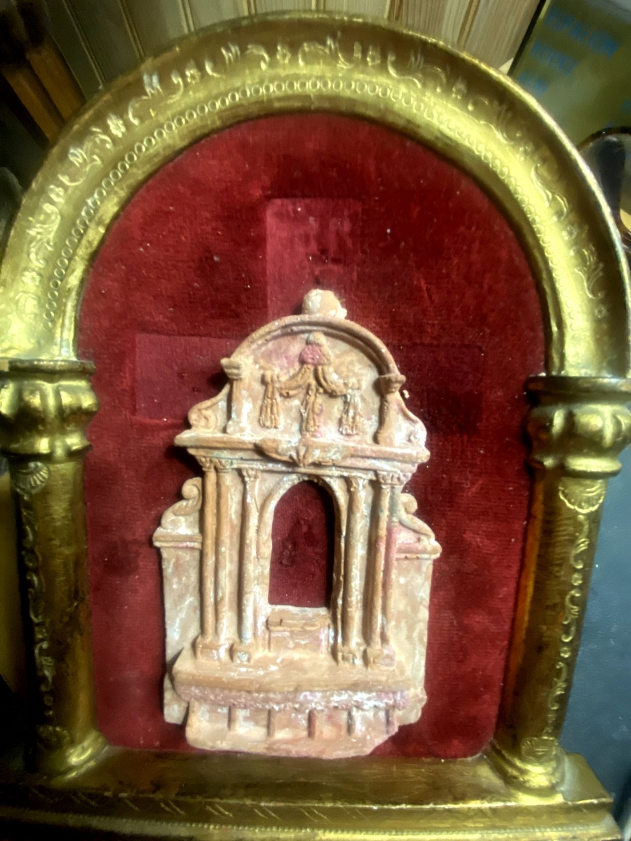 Encadrement arcature bois doré à colonnes fond velours rouge autel en terra-cotta . Italie 19èm-photo-1