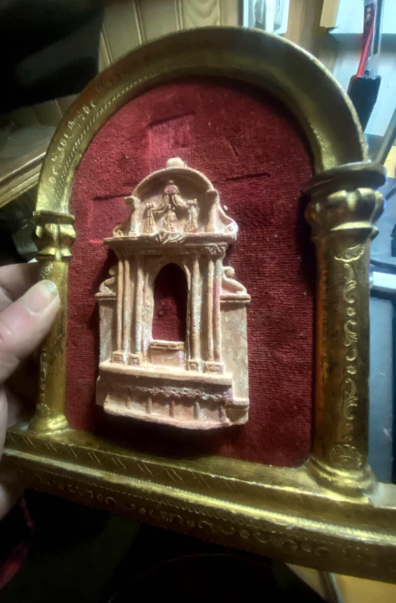 Encadrement arcature bois doré à colonnes fond velours rouge autel en terra-cotta . Italie 19èm-photo-2
