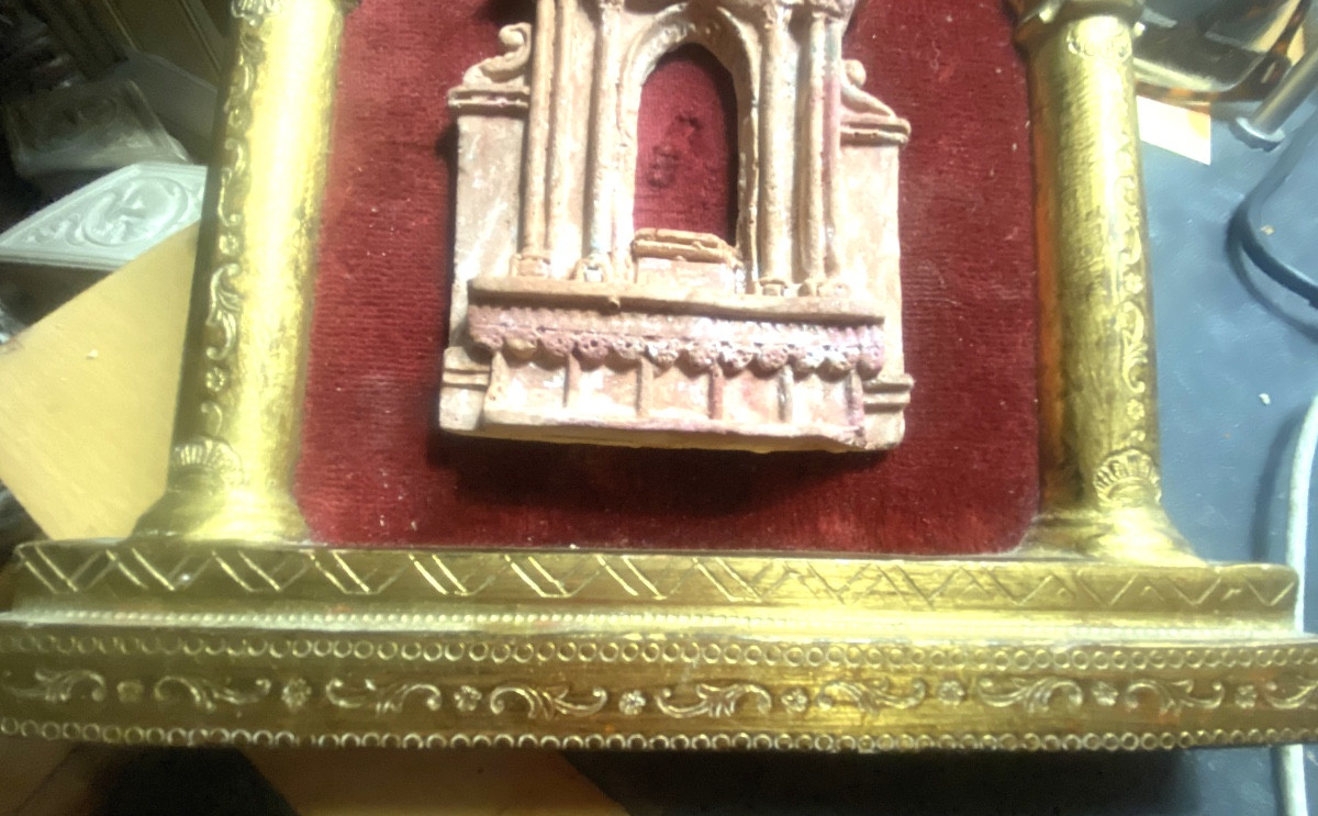 Encadrement arcature bois doré à colonnes fond velours rouge autel en terra-cotta . Italie 19èm-photo-4