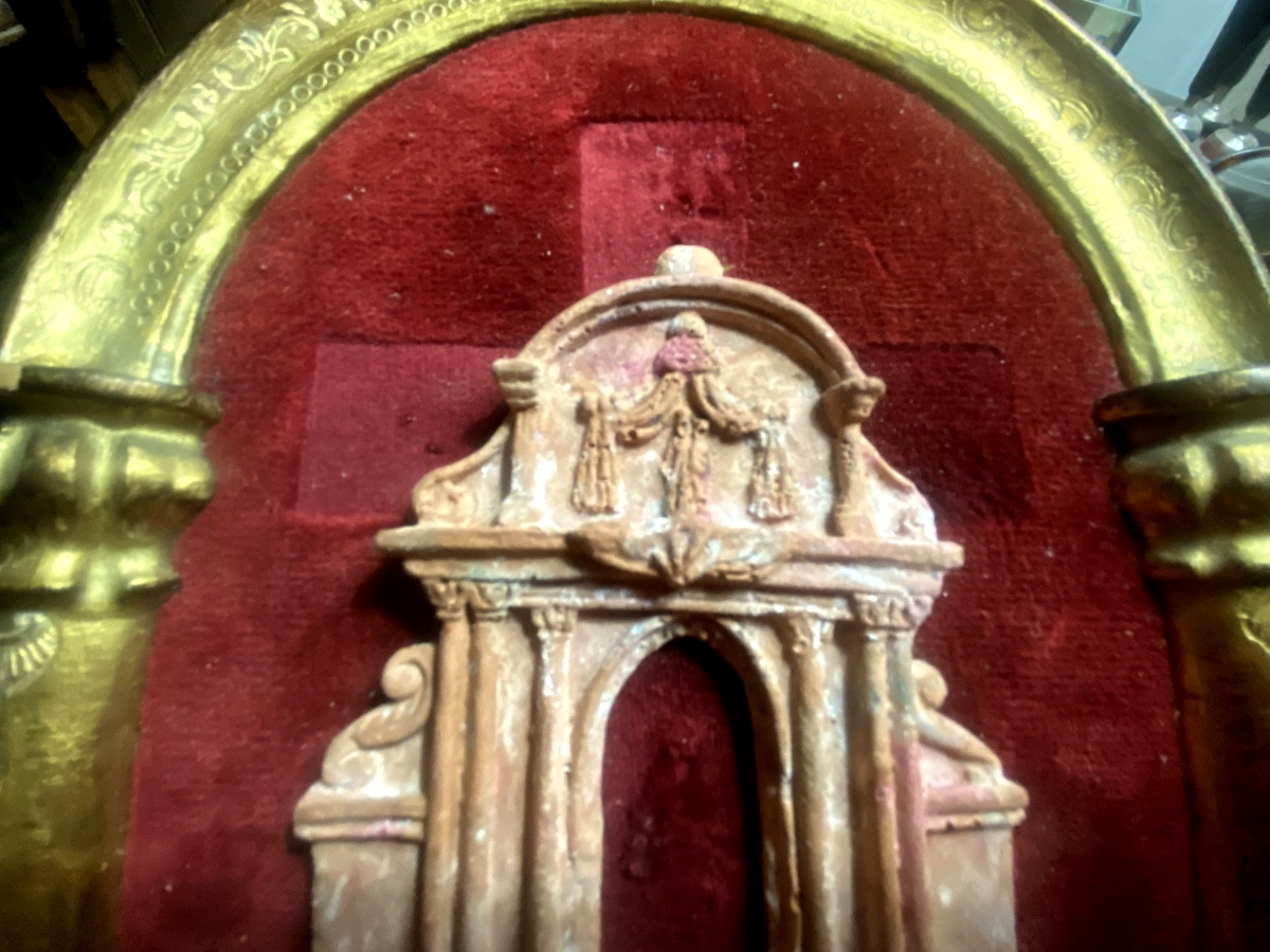Encadrement arcature bois doré à colonnes fond velours rouge autel en terra-cotta . Italie 19èm-photo-5