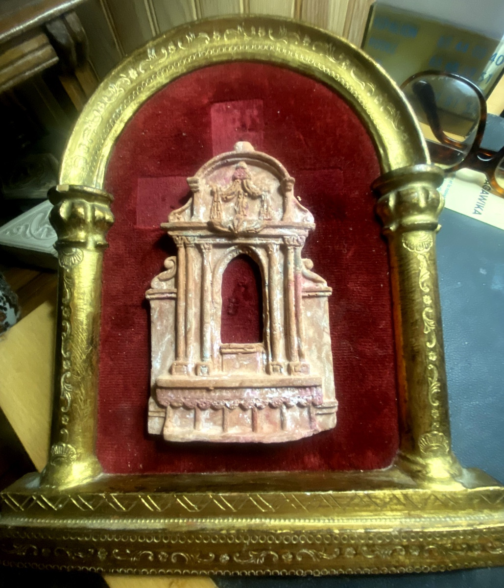 Encadrement arcature bois doré à colonnes fond velours rouge autel en terra-cotta . Italie 19èm
