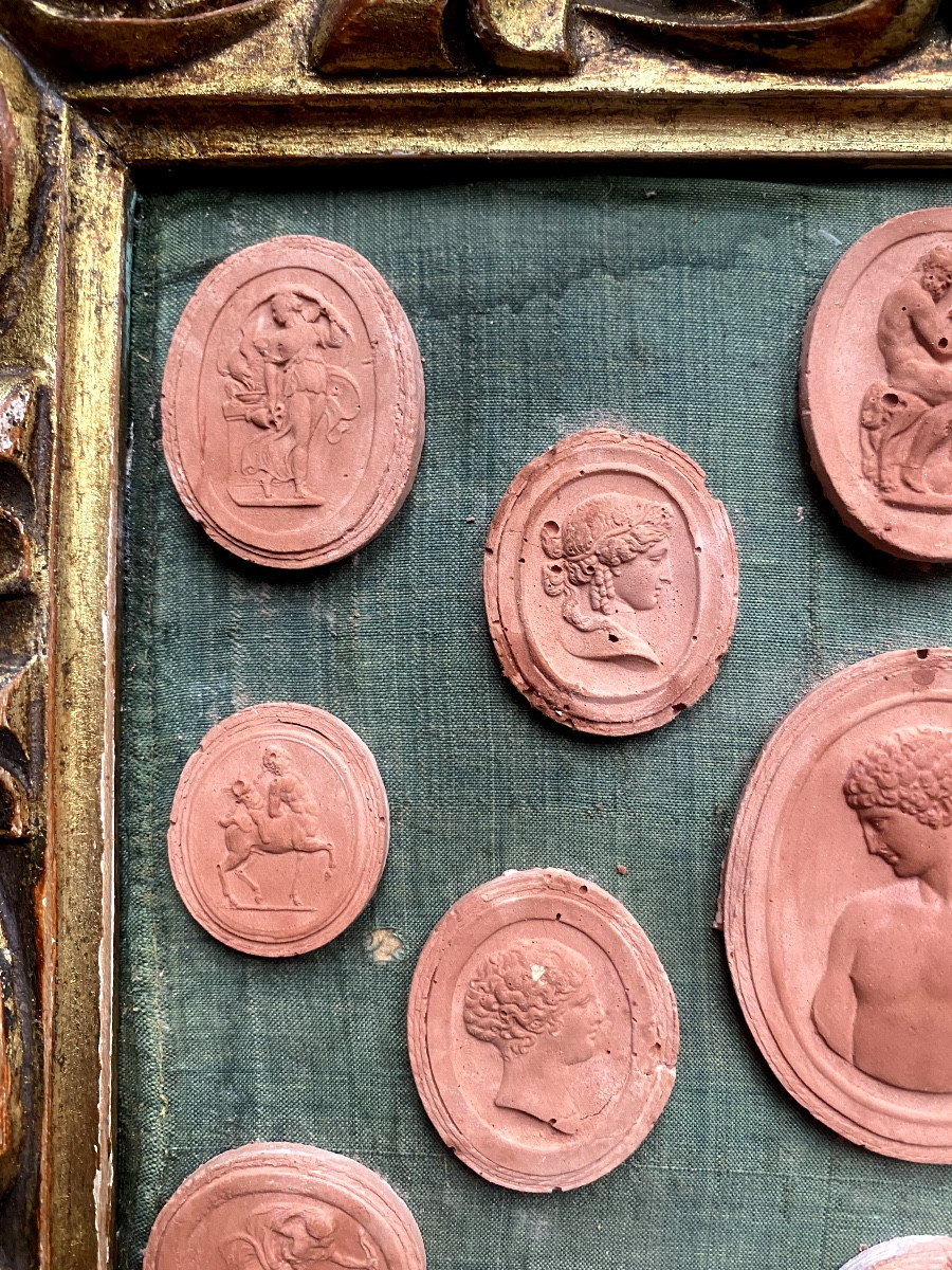 Présentés dans son cadre baroque en bois sculpté doré Italien ,Camées Grand Tour sur soie verte-photo-2