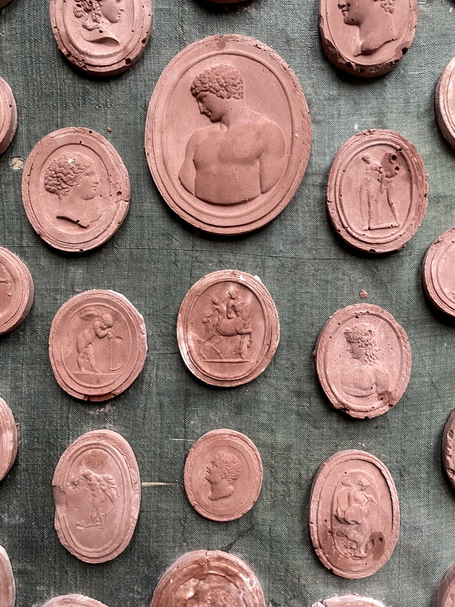 Présentés dans son cadre baroque en bois sculpté doré Italien ,Camées Grand Tour sur soie verte-photo-3