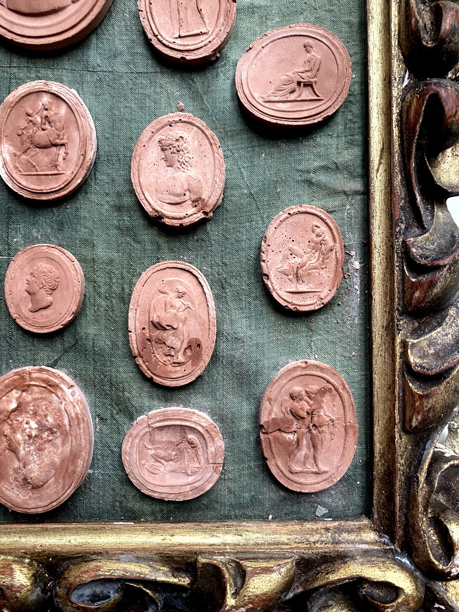 Présentés dans son cadre baroque en bois sculpté doré Italien ,Camées Grand Tour sur soie verte-photo-1