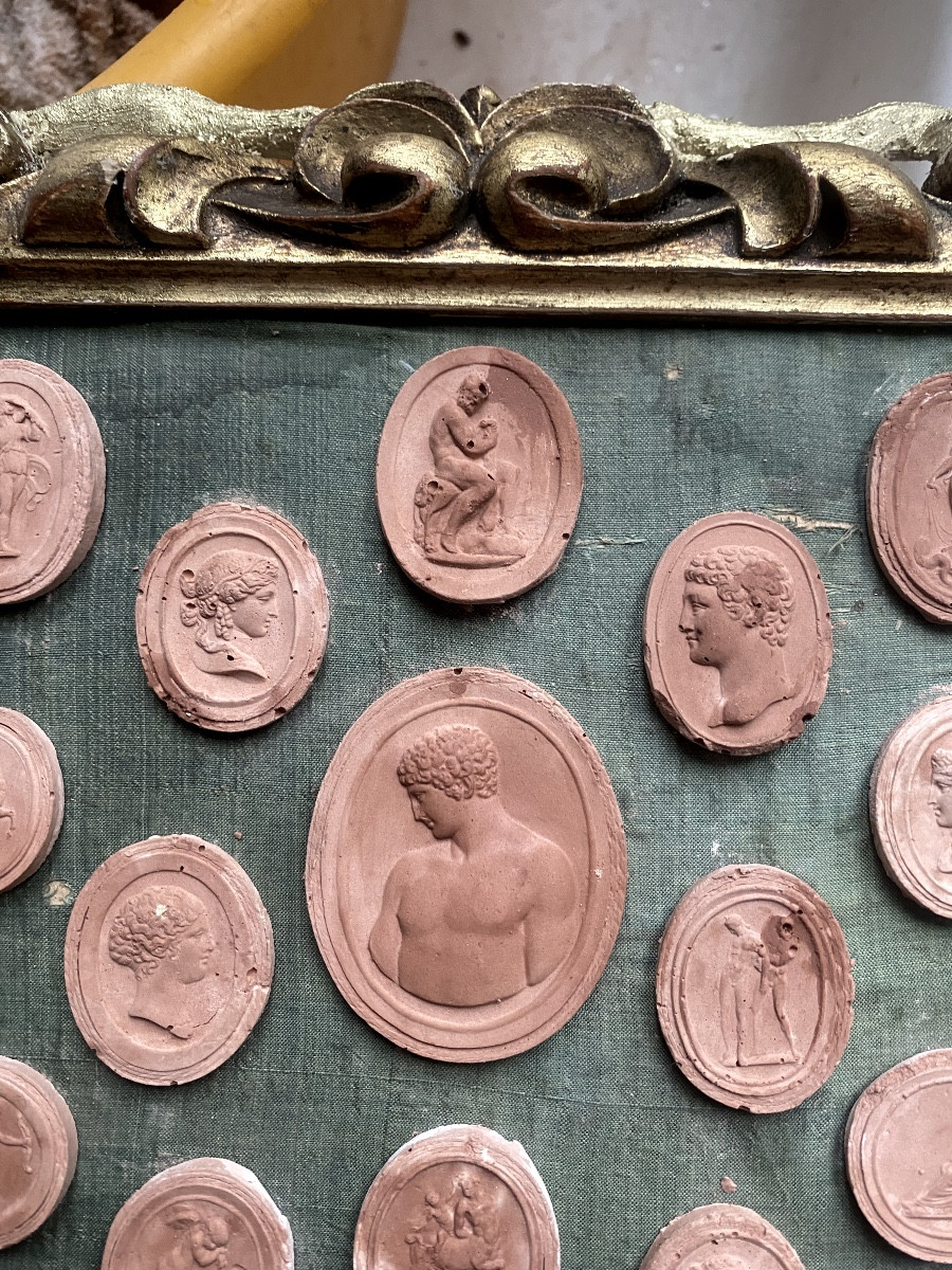 Présentés dans son cadre baroque en bois sculpté doré Italien ,Camées Grand Tour sur soie verte-photo-2