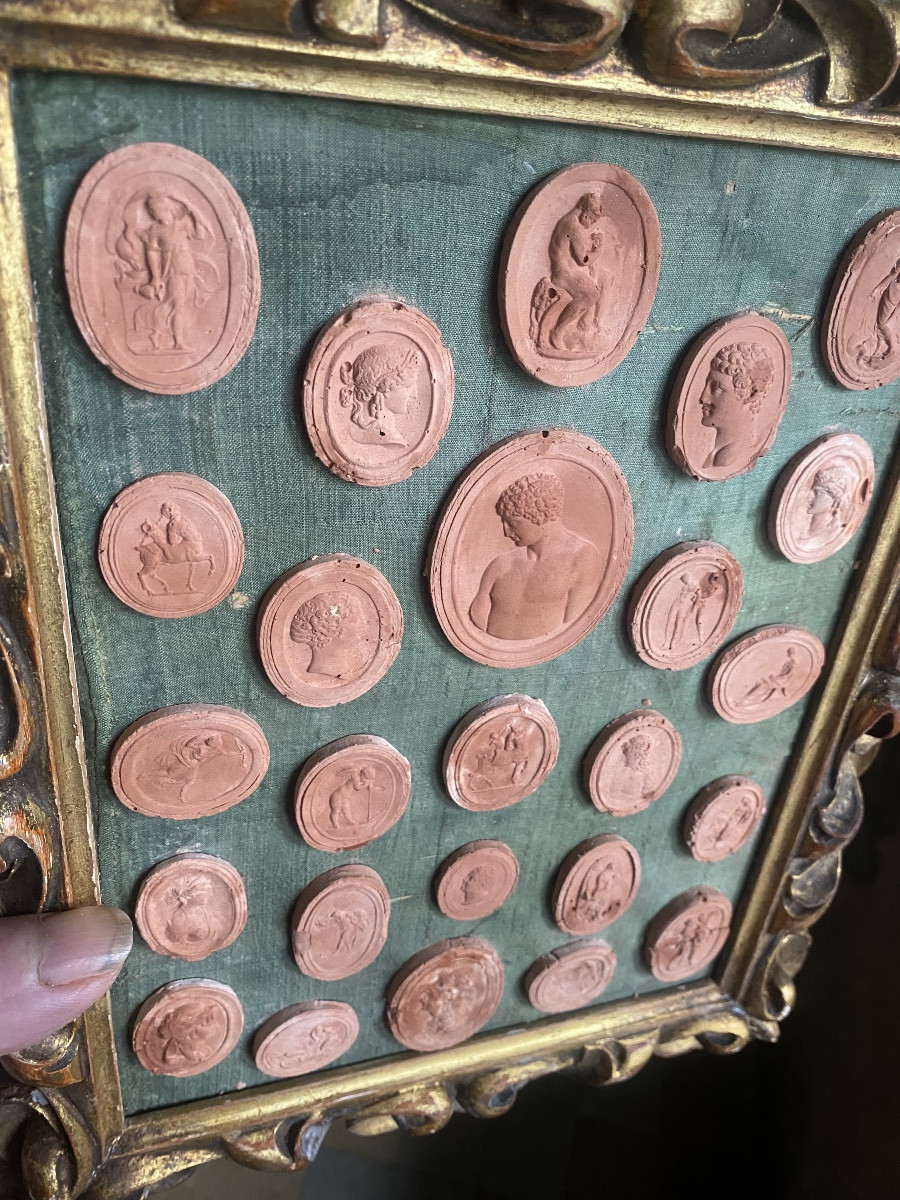 Présentés dans son cadre baroque en bois sculpté doré Italien ,Camées Grand Tour sur soie verte-photo-7