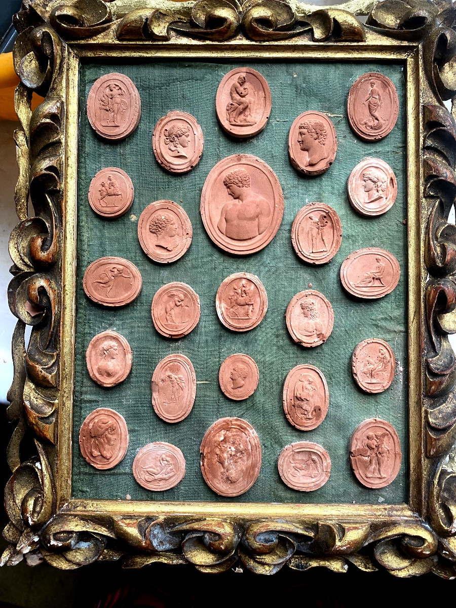 Présentés dans son cadre baroque en bois sculpté doré Italien ,Camées Grand Tour sur soie verte