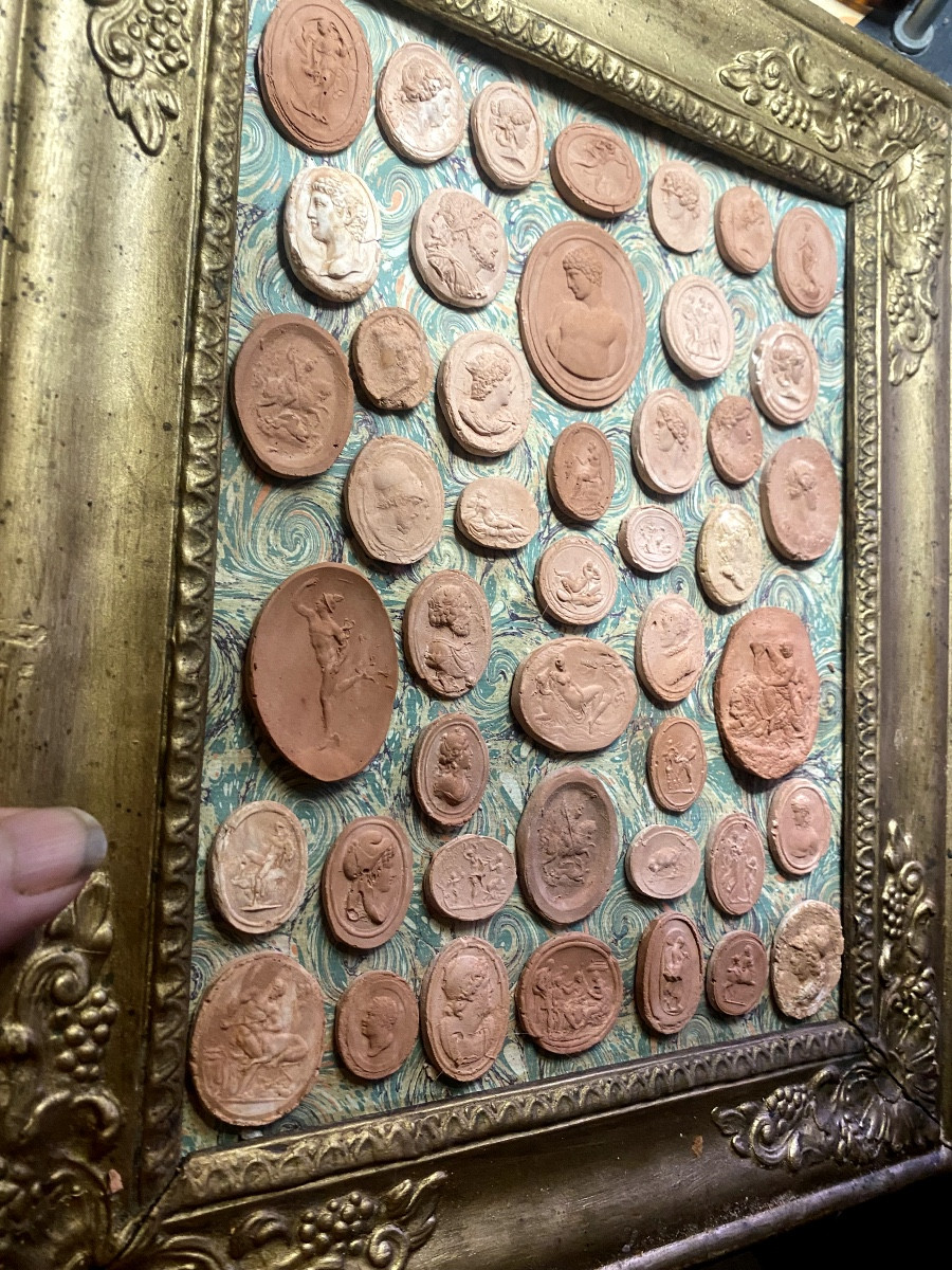 Collection Of Grand Tour Cameos In Terracotta In A Louis Philippe 19th Century Gilded Frame-photo-3
