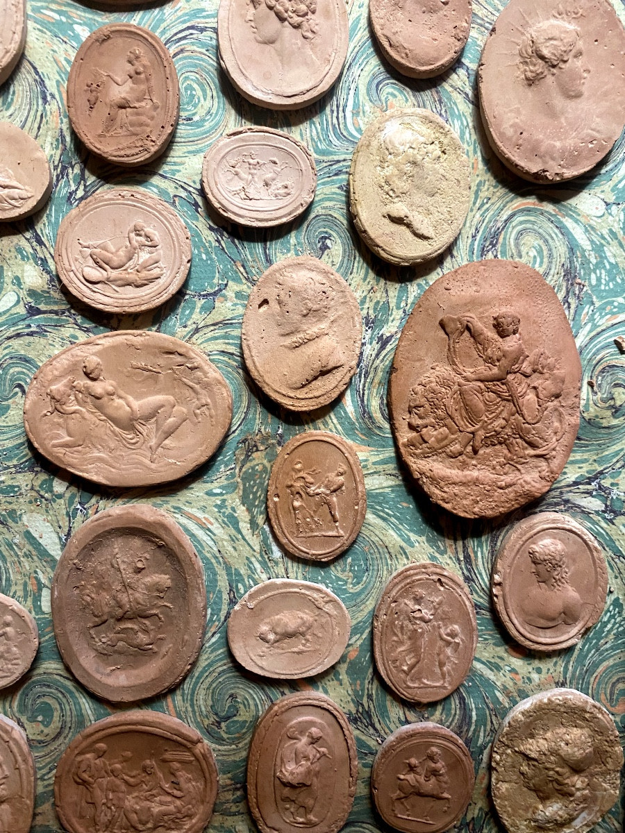 Collection Of Grand Tour Cameos In Terracotta In A Louis Philippe 19th Century Gilded Frame-photo-4