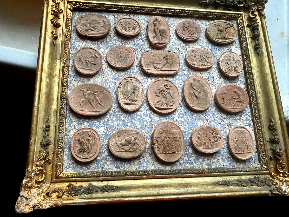   Louis Philippe Frame Presenting A Collection Of 19th Century Terracotta Cameo Prints-photo-1