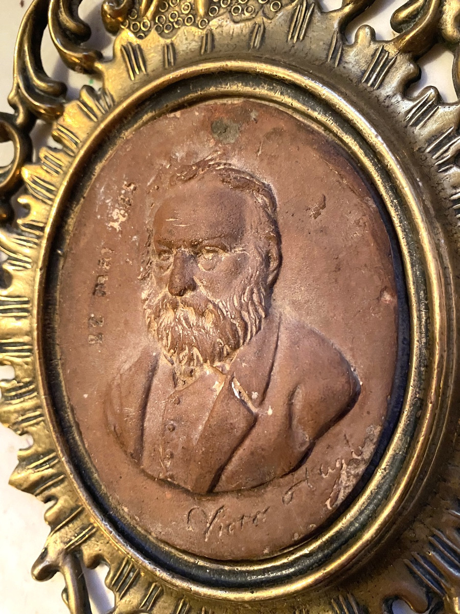 Présenté dans son riche cadre en bronze baroque haut relief en terre-cuite de Victor Hugo, 1865-photo-3
