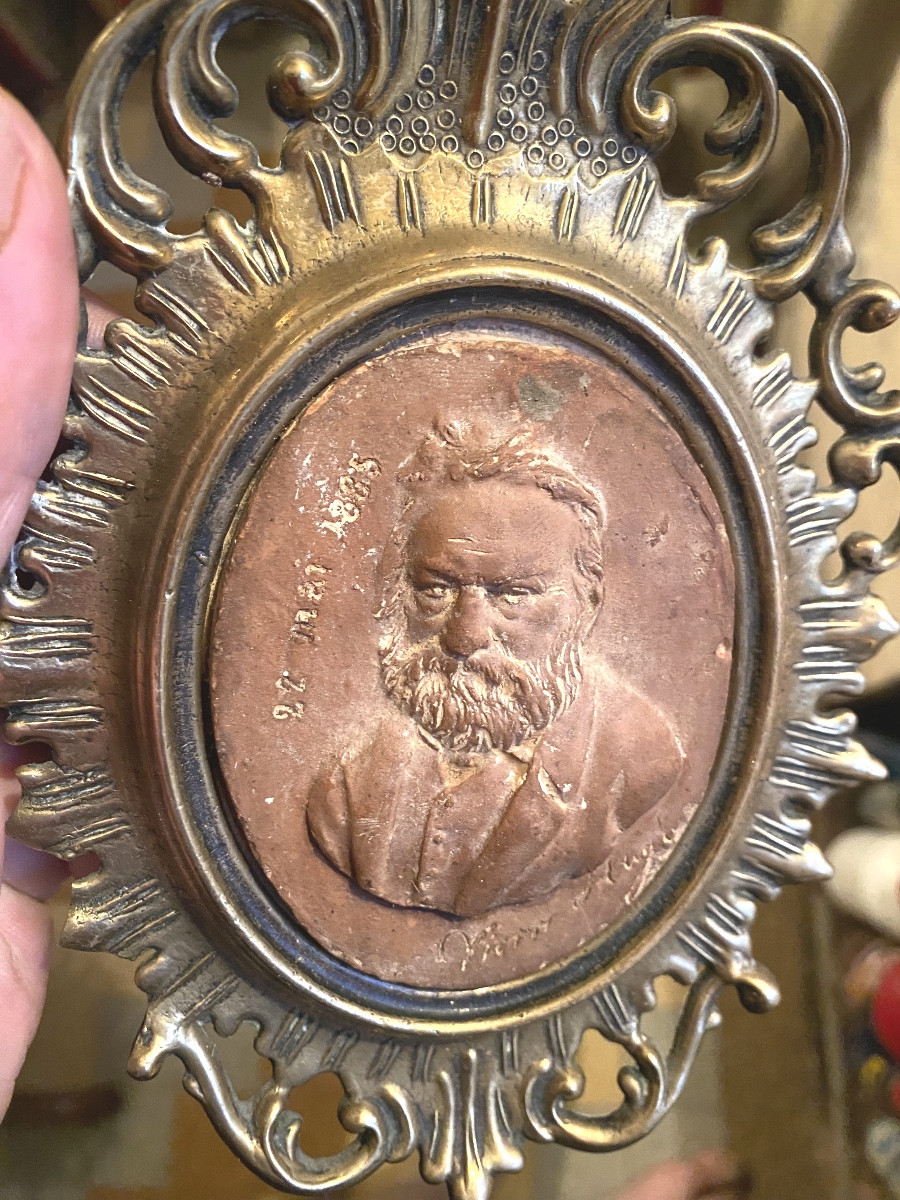 Présenté dans son riche cadre en bronze baroque haut relief en terre-cuite de Victor Hugo, 1865-photo-2