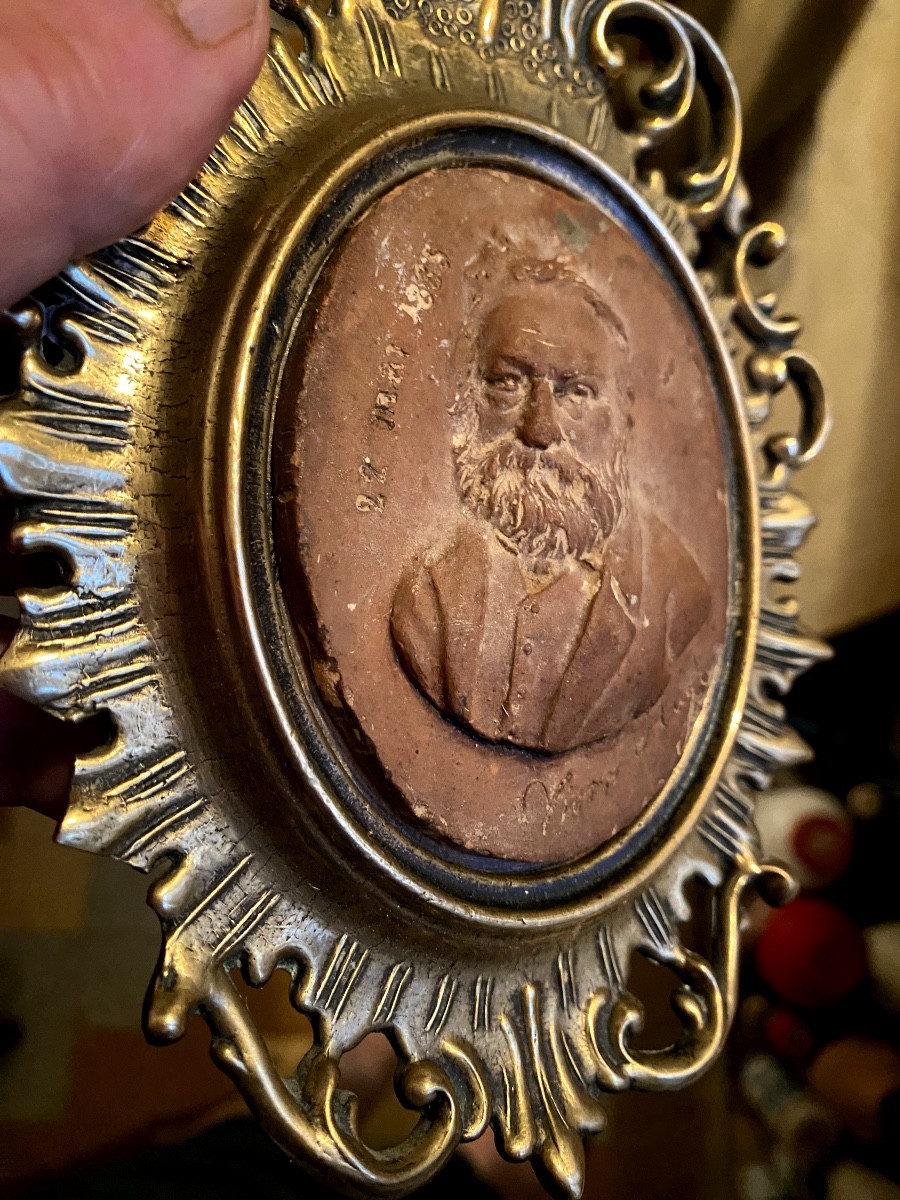 Présenté dans son riche cadre en bronze baroque haut relief en terre-cuite de Victor Hugo, 1865-photo-4