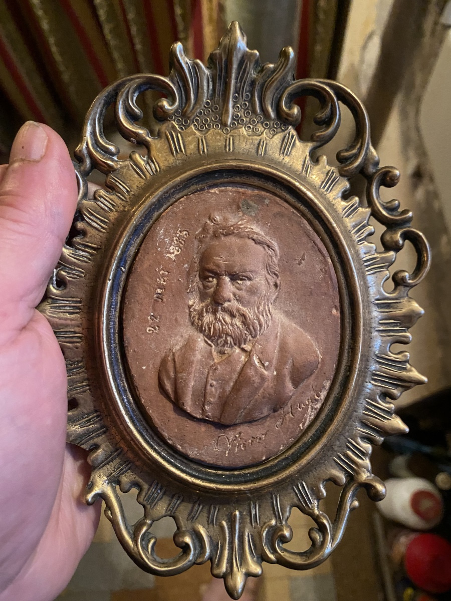 Présenté dans son riche cadre en bronze baroque haut relief en terre-cuite de Victor Hugo, 1865