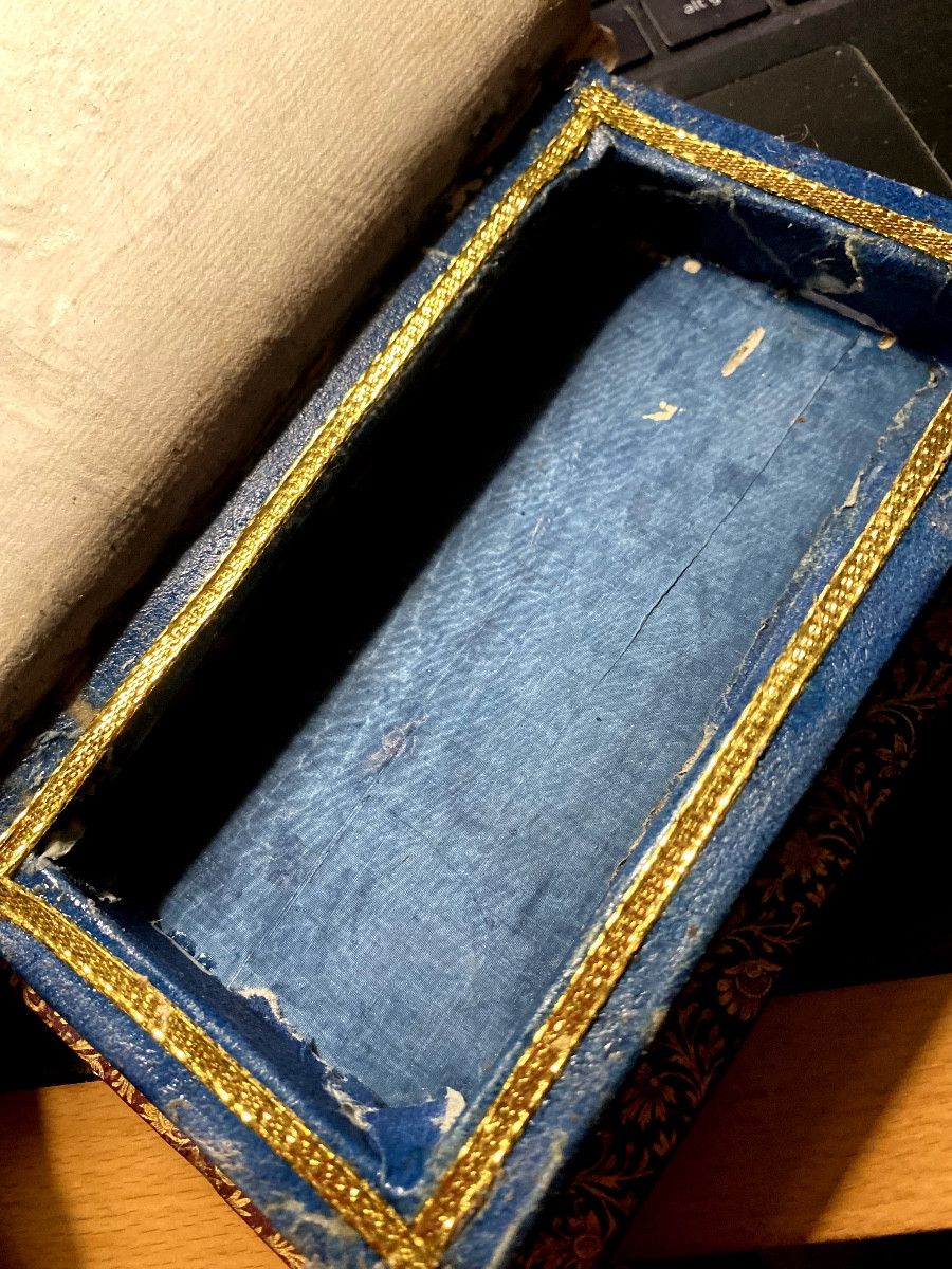 Rare Secret Box From The Reign Of Louis XV In Red Marocco , Covers Stamped On The Cardinal Arms-photo-3