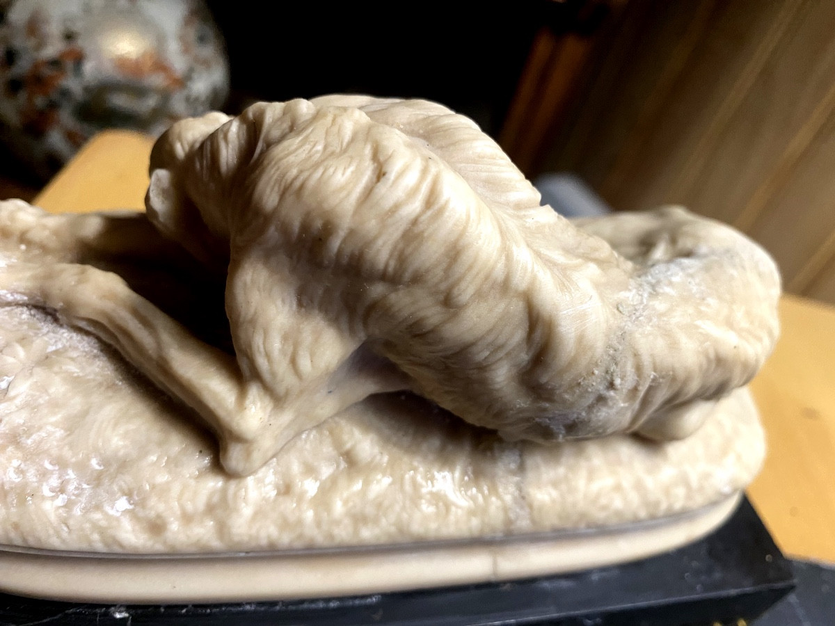  Délicat Lévrier couché de Delabrièrre en albâtre sur socle marbre noir de Carrare bordé bronze-photo-4