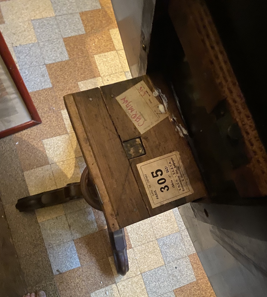 Generous Oval English Pedestal Table, 19th Century, With An Ornate Central Pedestal In Red Mahogany And A Swiveling Top-photo-4