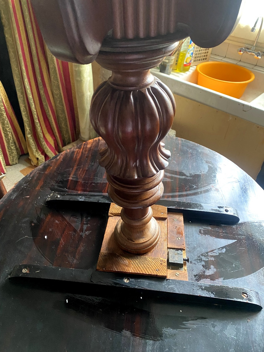Generous Oval English Pedestal Table, 19th Century, With An Ornate Central Pedestal In Red Mahogany And A Swiveling Top-photo-6