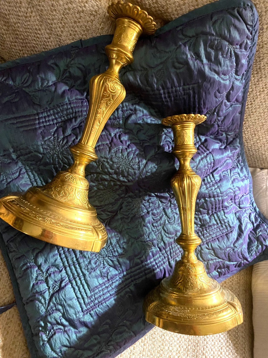 A Beautiful Pair Of Louis XV Period Bronze Candlesticks, Richly Chased And Mercury-gilded, 18th Century-photo-3