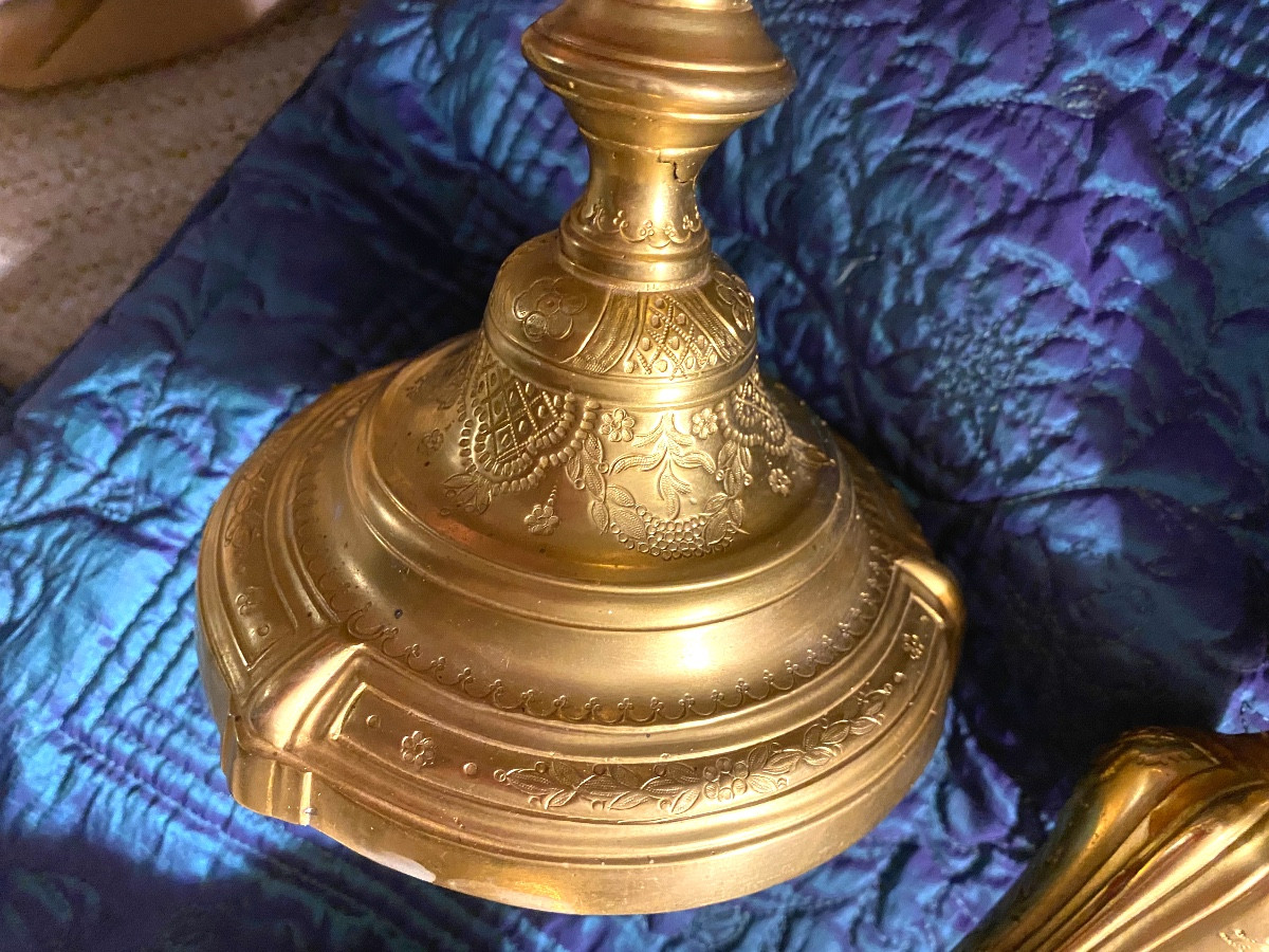 A Beautiful Pair Of Louis XV Period Bronze Candlesticks, Richly Chased And Mercury-gilded, 18th Century-photo-4