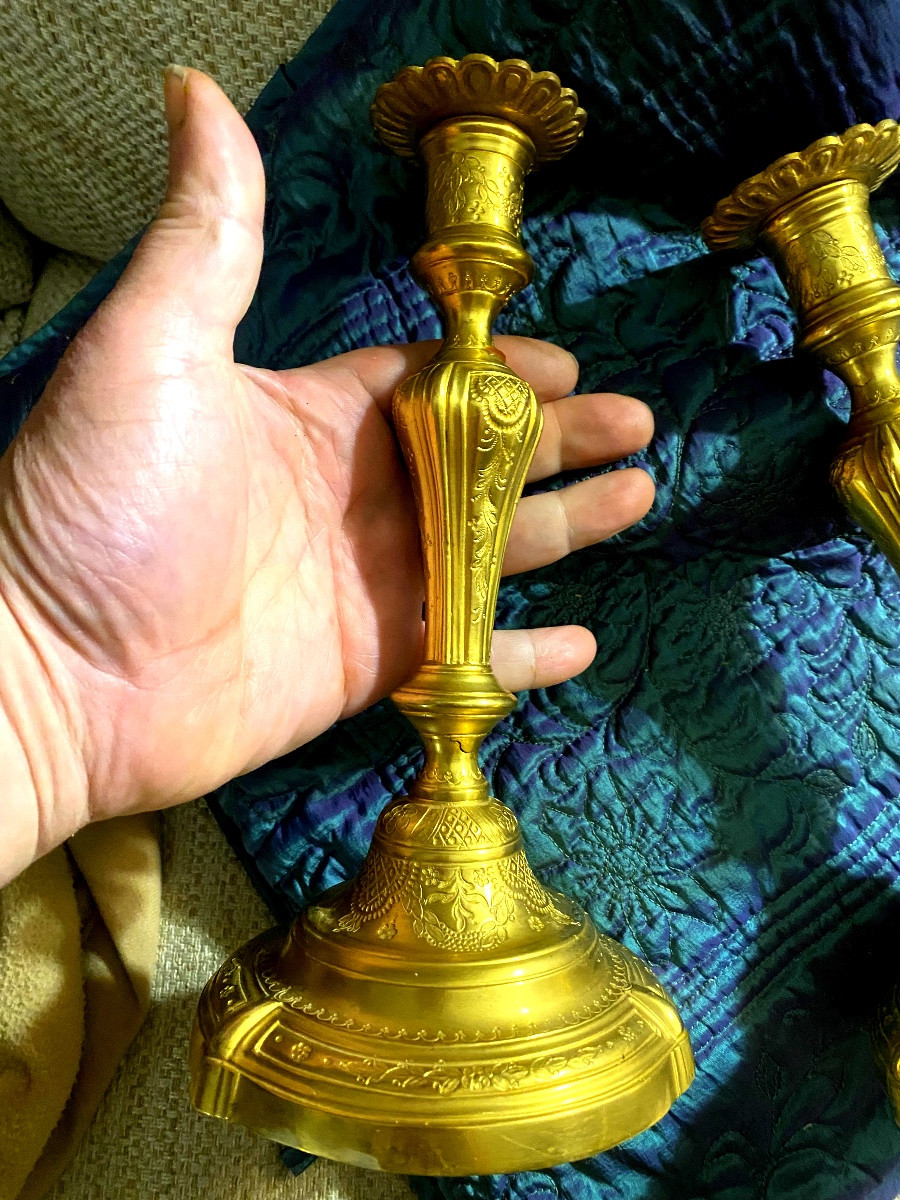 A Beautiful Pair Of Louis XV Period Bronze Candlesticks, Richly Chased And Mercury-gilded, 18th Century-photo-1