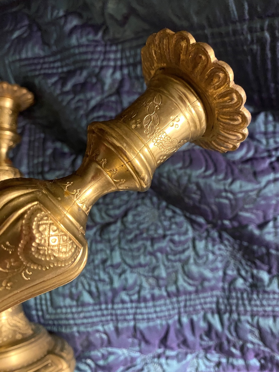 A Beautiful Pair Of Louis XV Period Bronze Candlesticks, Richly Chased And Mercury-gilded, 18th Century-photo-6