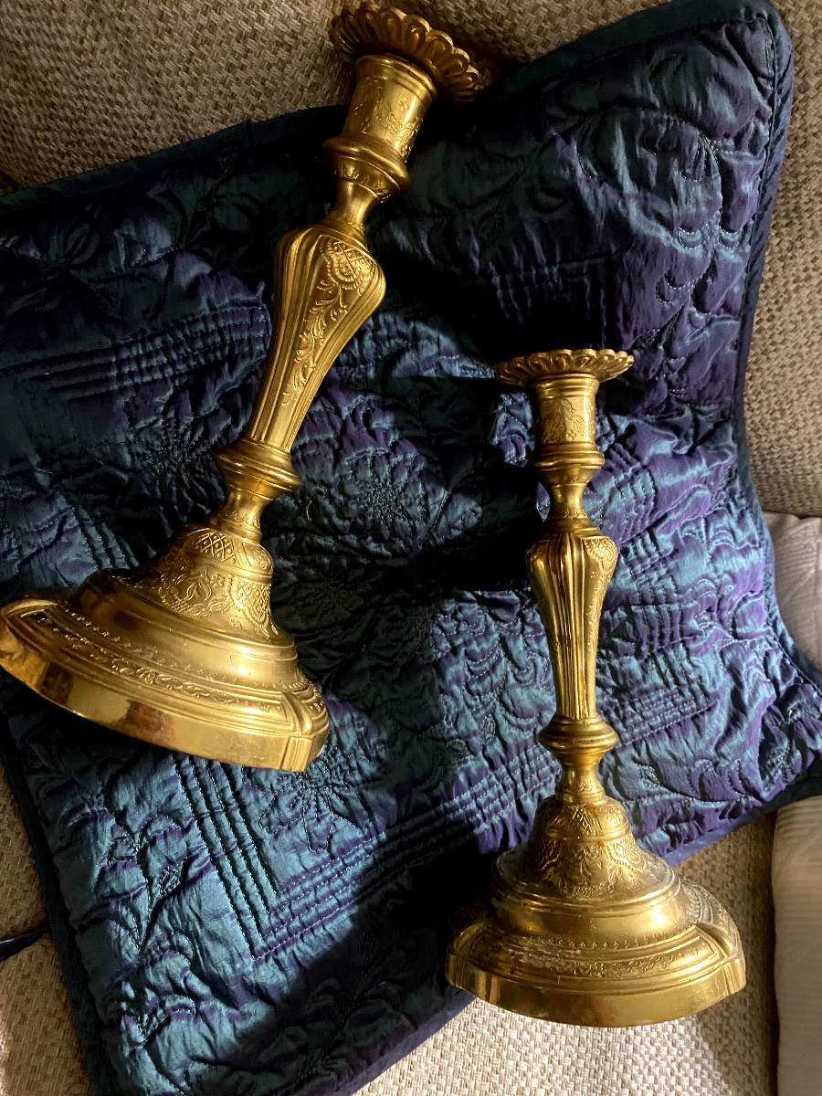 A Beautiful Pair Of Louis XV Period Bronze Candlesticks, Richly Chased And Mercury-gilded, 18th Century-photo-7