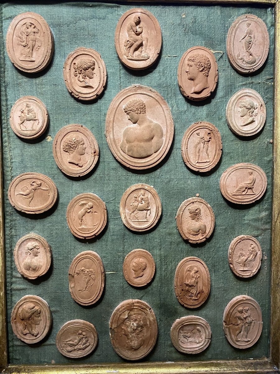 Collection de camées anciens terra-cotta  du XIX ème dans son cadre ajouré baroque sculpté doré-photo-3