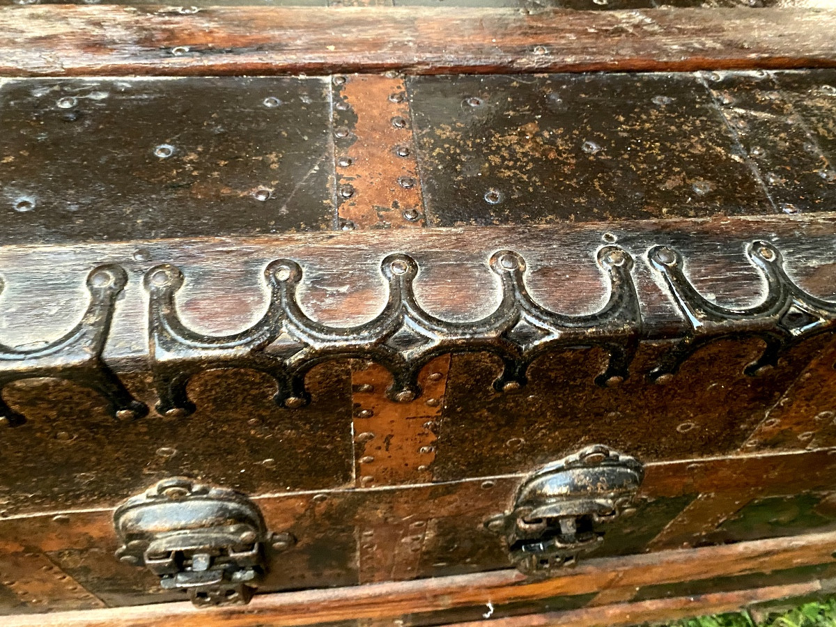 Sturdy Steel-clad Travel Trunk With Reinforced, Ornate Corners, 4 Locks, And Wooden Hoops, 19th Century-photo-1