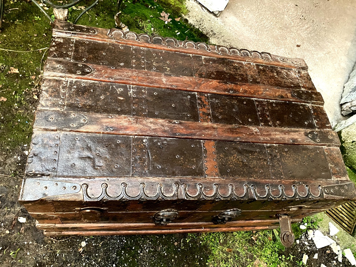 Sturdy Steel-clad Travel Trunk With Reinforced, Ornate Corners, 4 Locks, And Wooden Hoops, 19th Century-photo-2