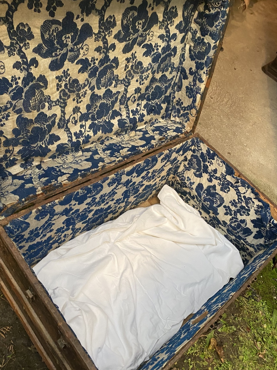 Sturdy Steel-clad Travel Trunk With Reinforced, Ornate Corners, 4 Locks, And Wooden Hoops, 19th Century-photo-7