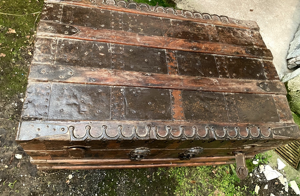 Sturdy Steel-clad Travel Trunk With Reinforced, Ornate Corners, 4 Locks, And Wooden Hoops, 19th Century-photo-8