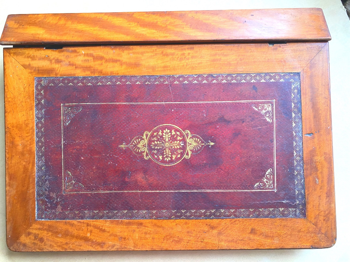 Rare et bel Ecritoire de Voyage formant pupitre acajou roux et dessus maroquin rouge décoré 19è