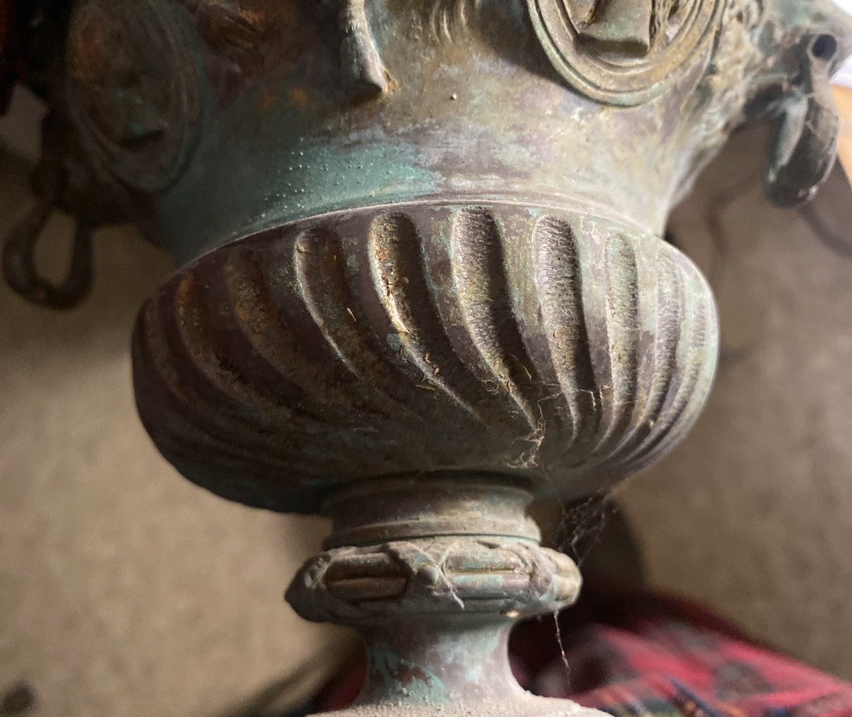 Important Medici Krater, With Sphinxes, In Bronze With A Green Patina On Its Crimson Velvet Base-photo-8