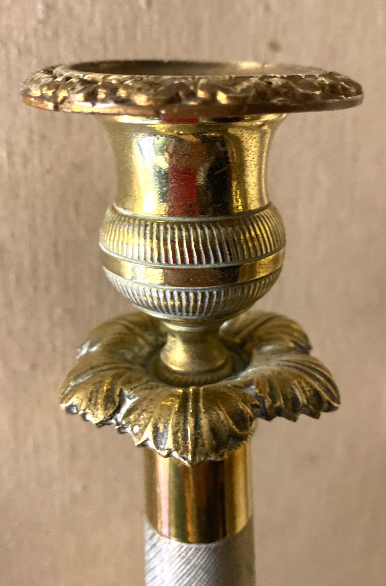 Paire de Bougeoirs en bronze ciselé d'époque Directoire piédouche acanthe et fût guilloché doré-photo-2