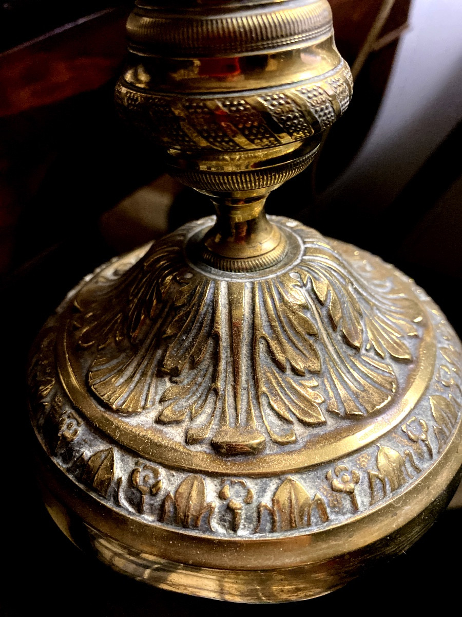 Paire de Bougeoirs en bronze ciselé d'époque Directoire piédouche acanthe et fût guilloché doré-photo-4