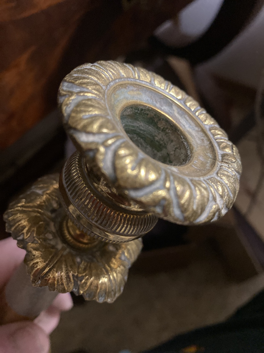 Paire de Bougeoirs en bronze ciselé d'époque Directoire piédouche acanthe et fût guilloché doré-photo-4
