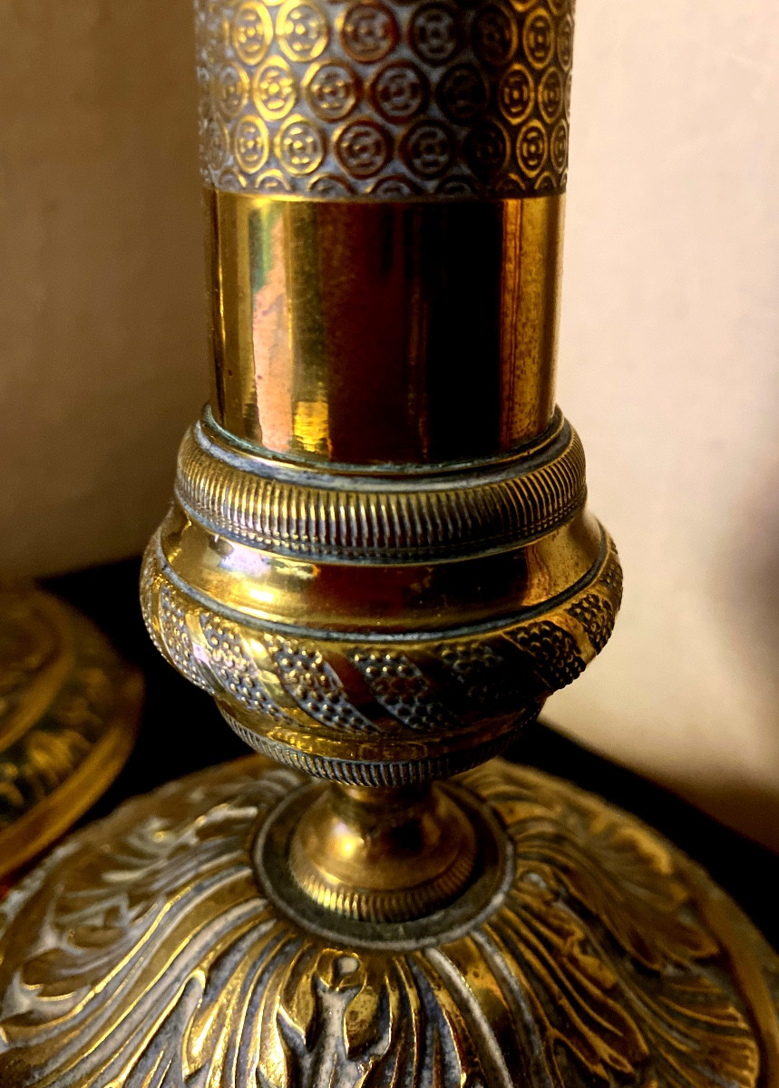 Paire de Bougeoirs en bronze ciselé d'époque Directoire piédouche acanthe et fût guilloché doré-photo-6