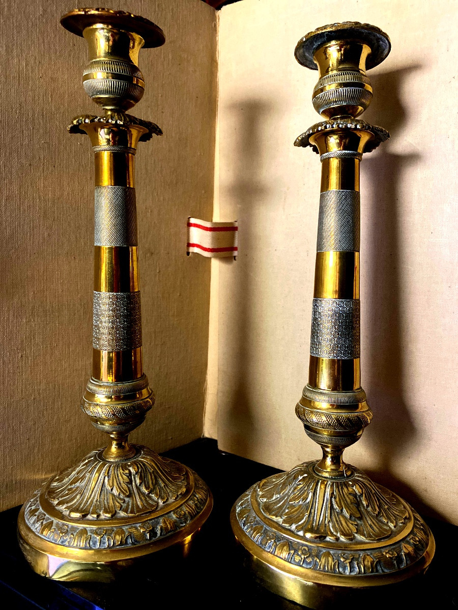 Paire de Bougeoirs en bronze ciselé d'époque Directoire piédouche acanthe et fût guilloché doré